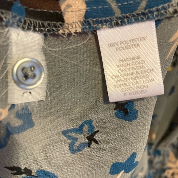 ANN Taylor Loft petites grey/blue flower patterned blouse. - Picture 5 of 9